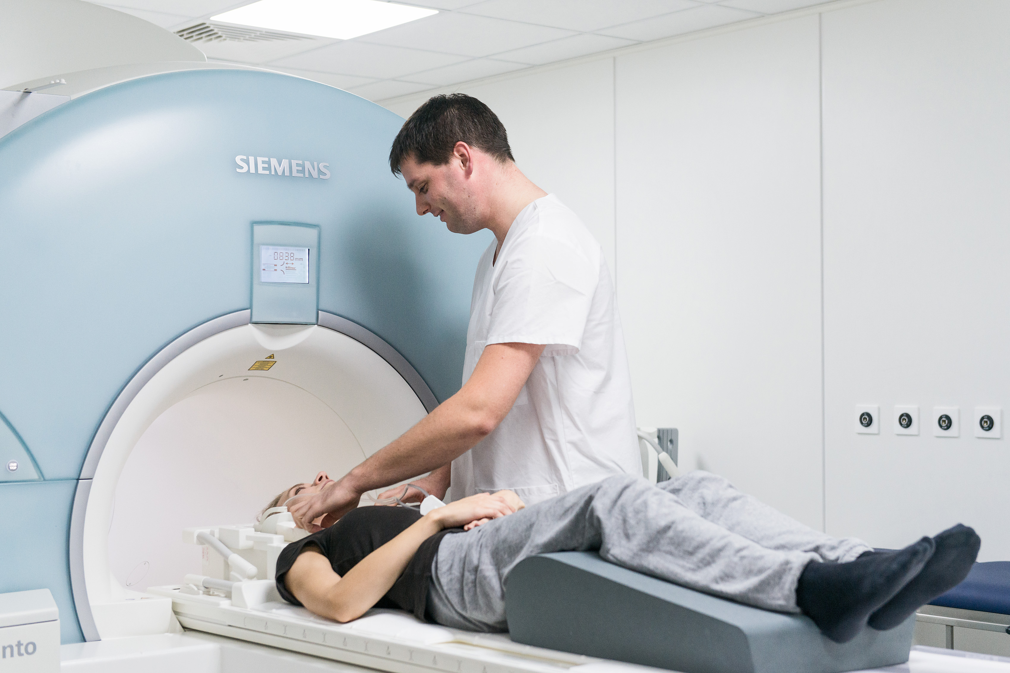 Magnetic resonance imaging (MRI) examination of a study participant in a clinical trial at Fraunhofer ITEM.