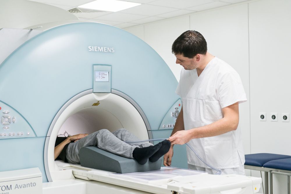 Im Rahmen einer klinischen Studie wird bei einem Probanden eine Magnetresonanztomographie (MRT) durchgeführt. Ein solches nichtinvasives Verfahren ist für den Patienten sehr viel schonender als bisherige Verfahren. 