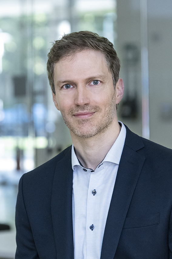 Dr. med. Dipl.-Kfm. Philipp Badorrek ist seit 2011 Leiter der Abteilung Klinische Atemwegsforschung am Fraunhofer ITEM.