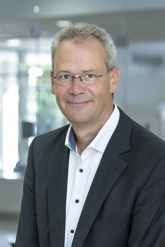 Prof. Dr. med. Jens Hohlfeld ist seit 2011 Bereichsleiter der Atemwegsforschung am Fraunhofer ITEM. 