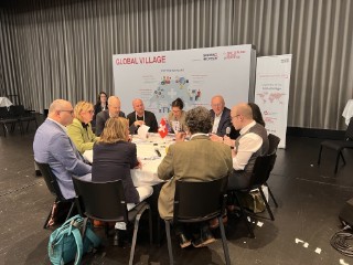 iCAIR®-Team im Round-Table-Gespräch. 