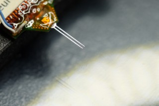 Nahaufnahme eines Neuroimplantats.