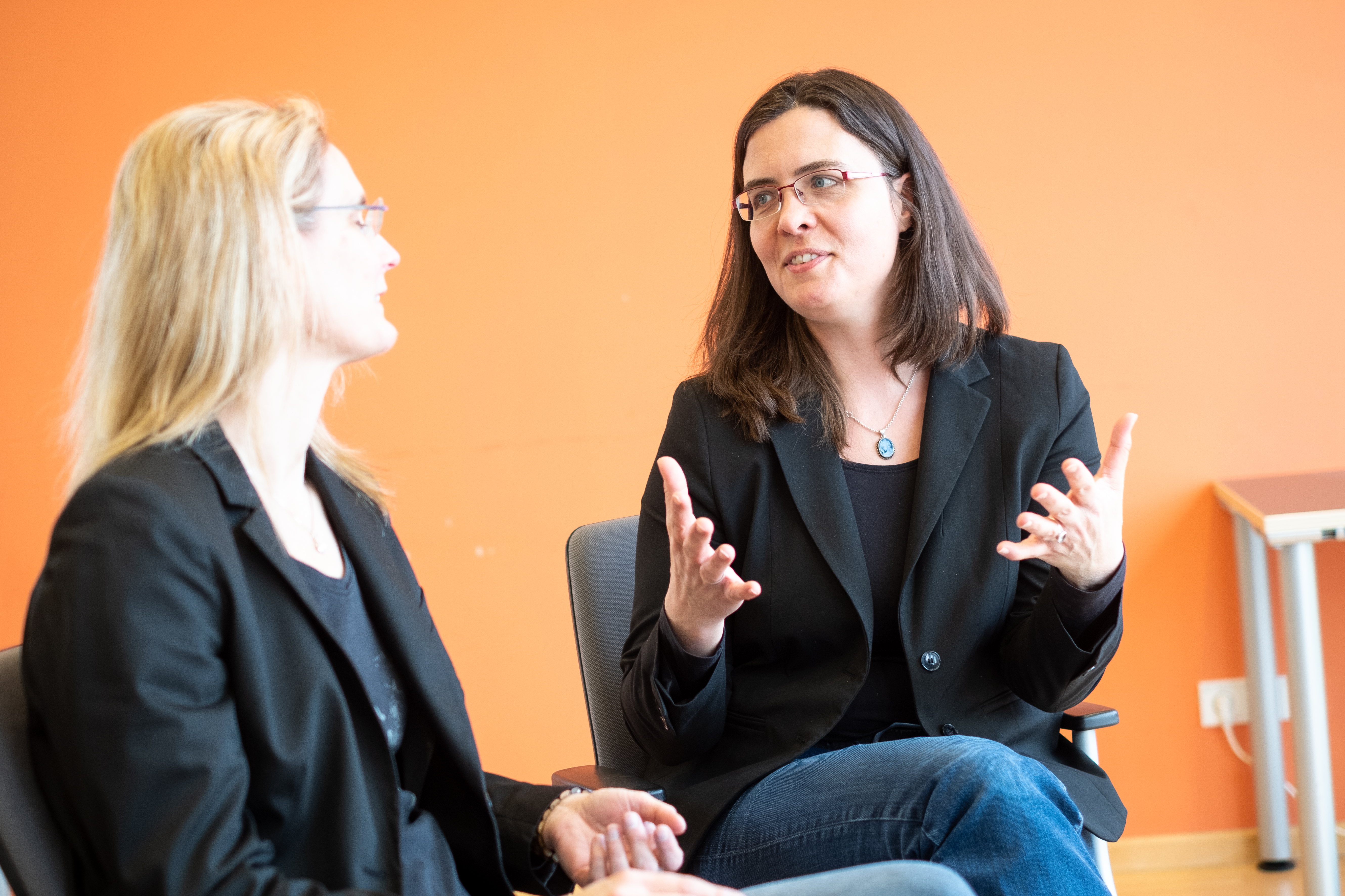 Die Wissenschaftlerinnen vom Fraunhofer ITEM, Dr. Sylvia Escher und Dr. Tanja Hansen, sprechen über den Paradigmenwechsel in der Risikobewertung von Chemikalien.