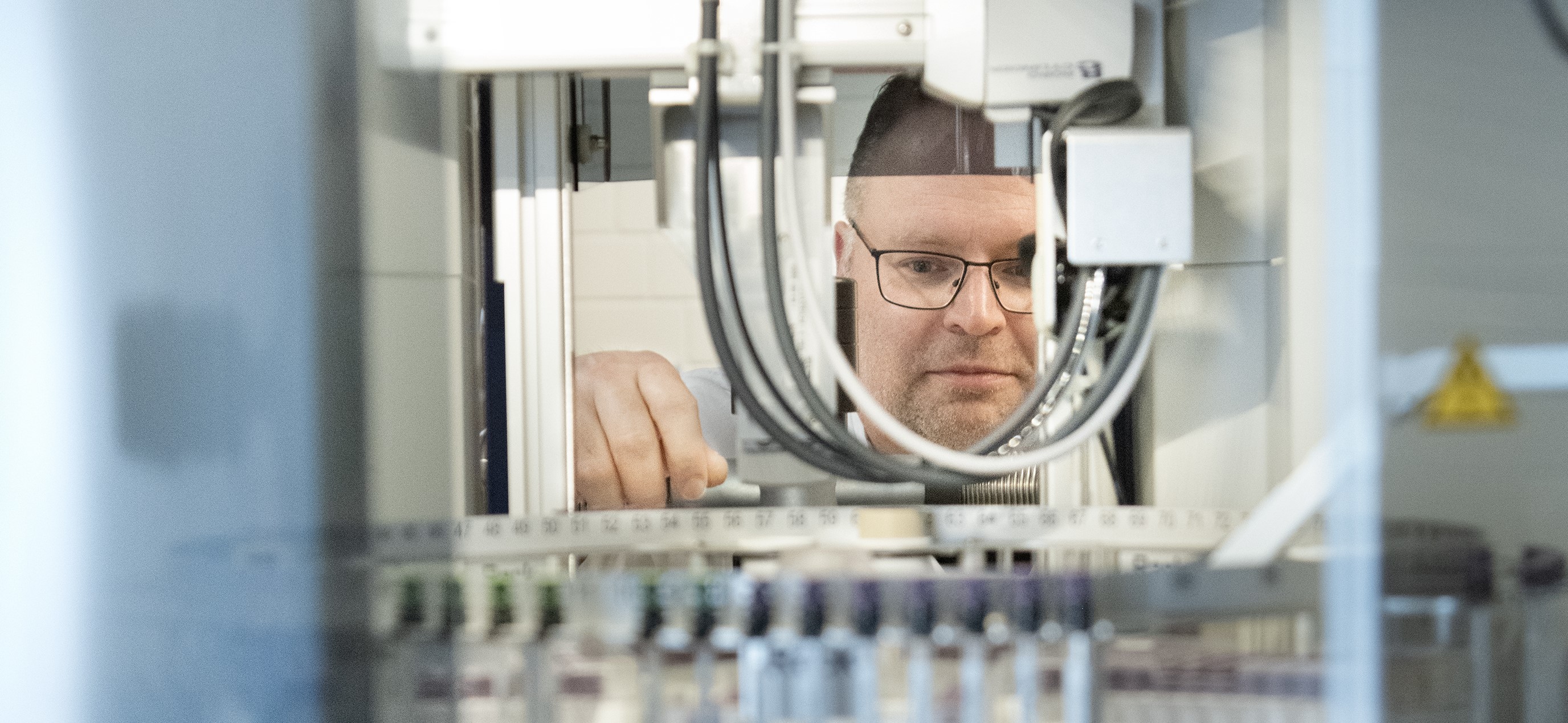 Techniker arbeitet an Laborgerät. 