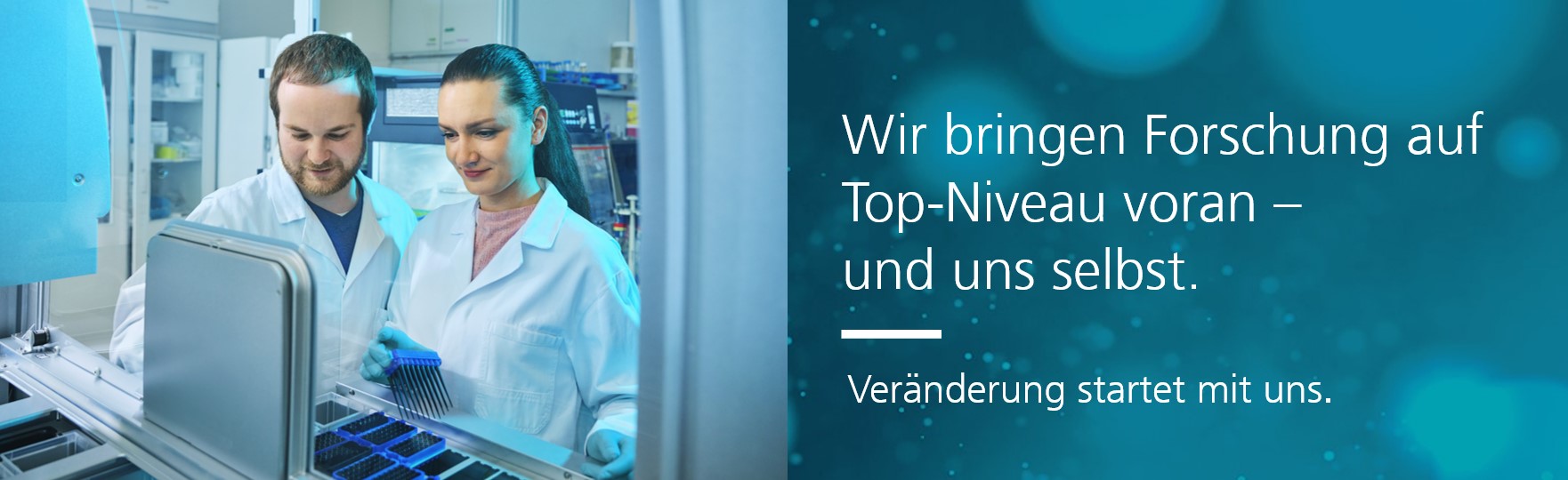 Zwei Personen in weißen Laborkitteln stehen vor einem Tisch mit Geräten in einem Labor. Daneben als Text "Wir bringen Forschung auf Top- Niveau voran- und uns selbst. Veränderung startet mit uns