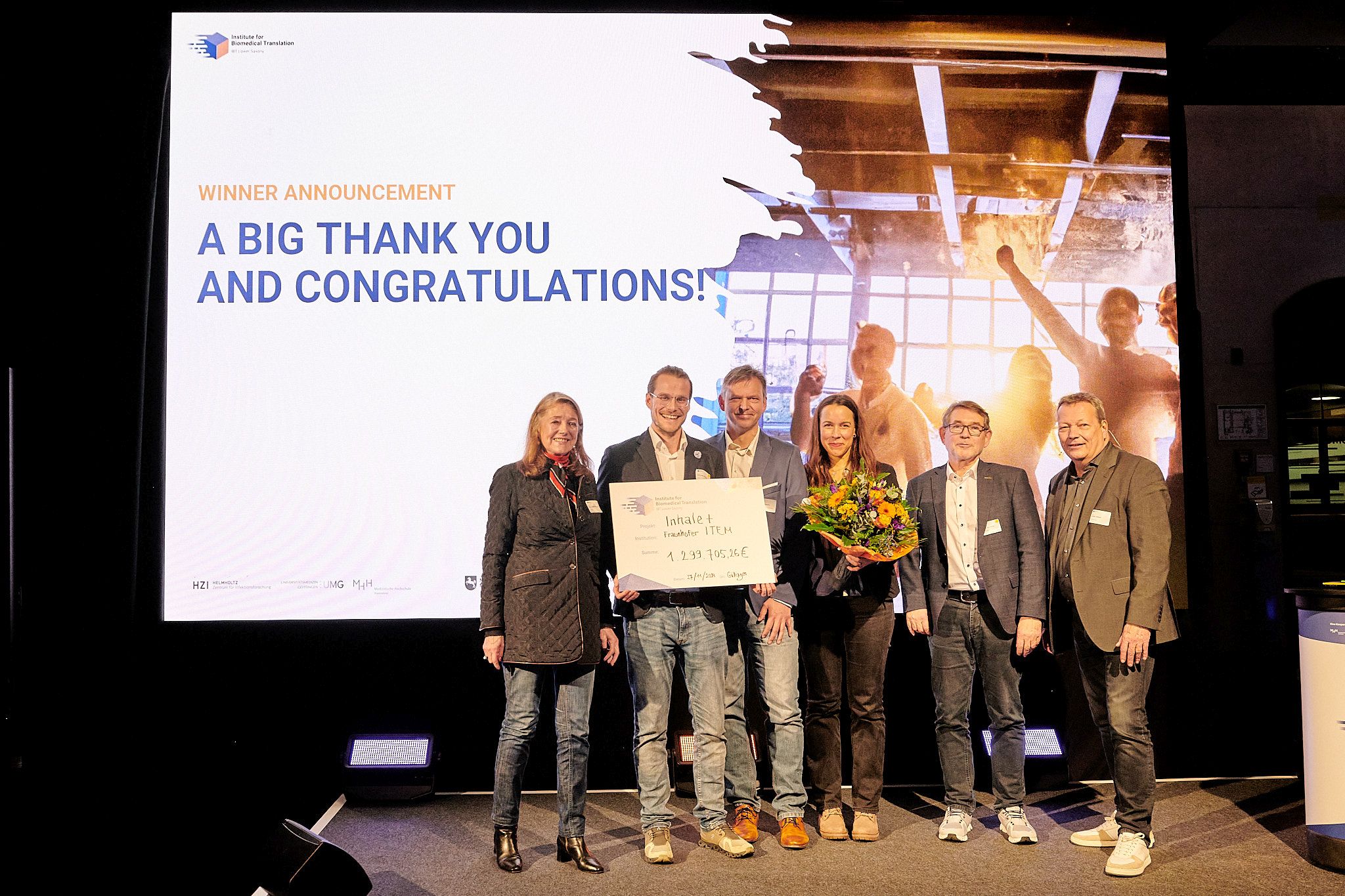 Gratulation und Scheckübergabe an das Projektteam Felix Wiegandt, Guido Stichtenoth, Ute Urban und Gerhard Pohlmann