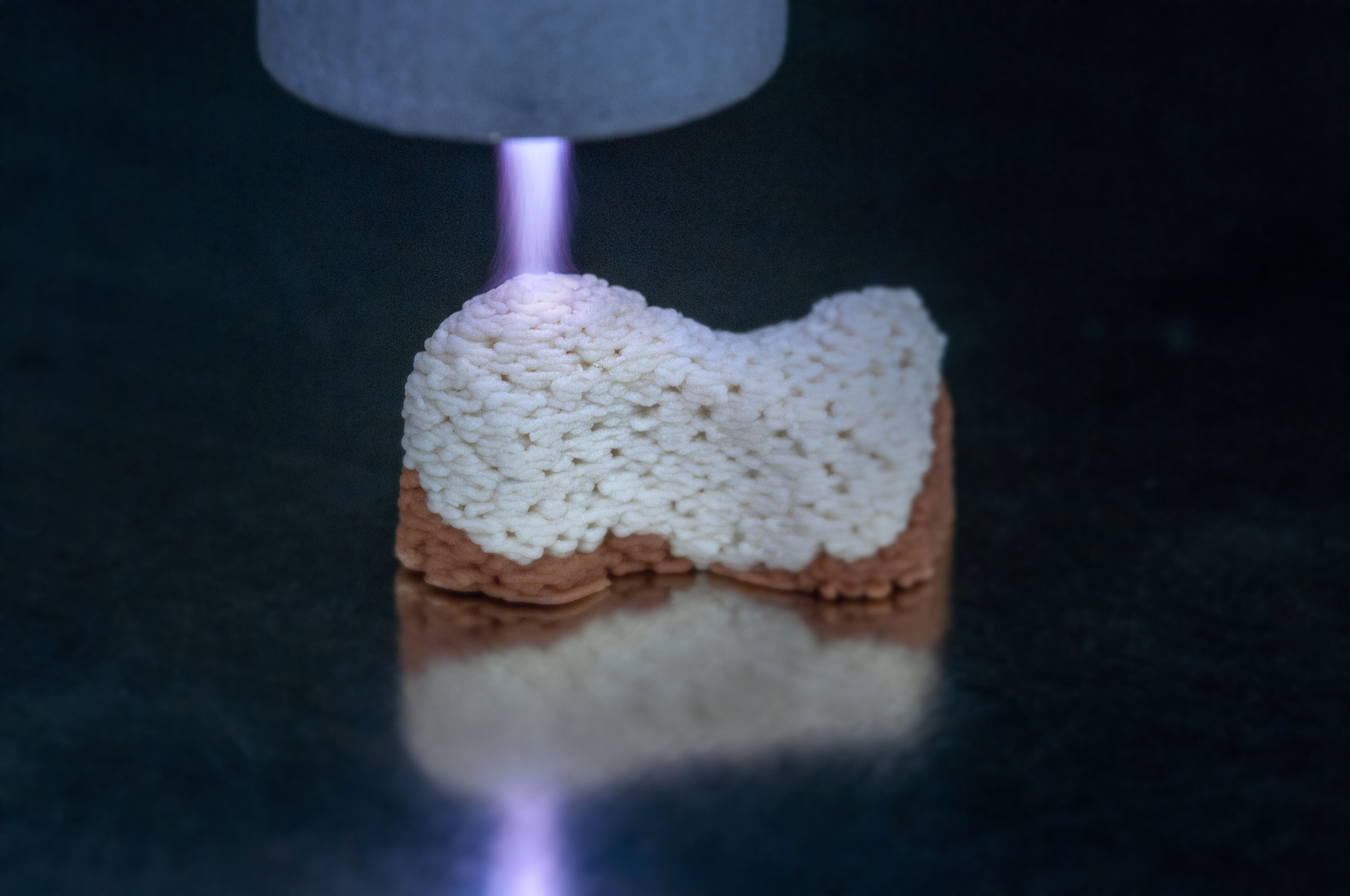 Plasmabehandlung während des 3D-Drucks verbessert Akzeptanz von Implantaten Oberflächenfunktionalisierung über eine in die additive Fertigung integrierte Plasmaquelle