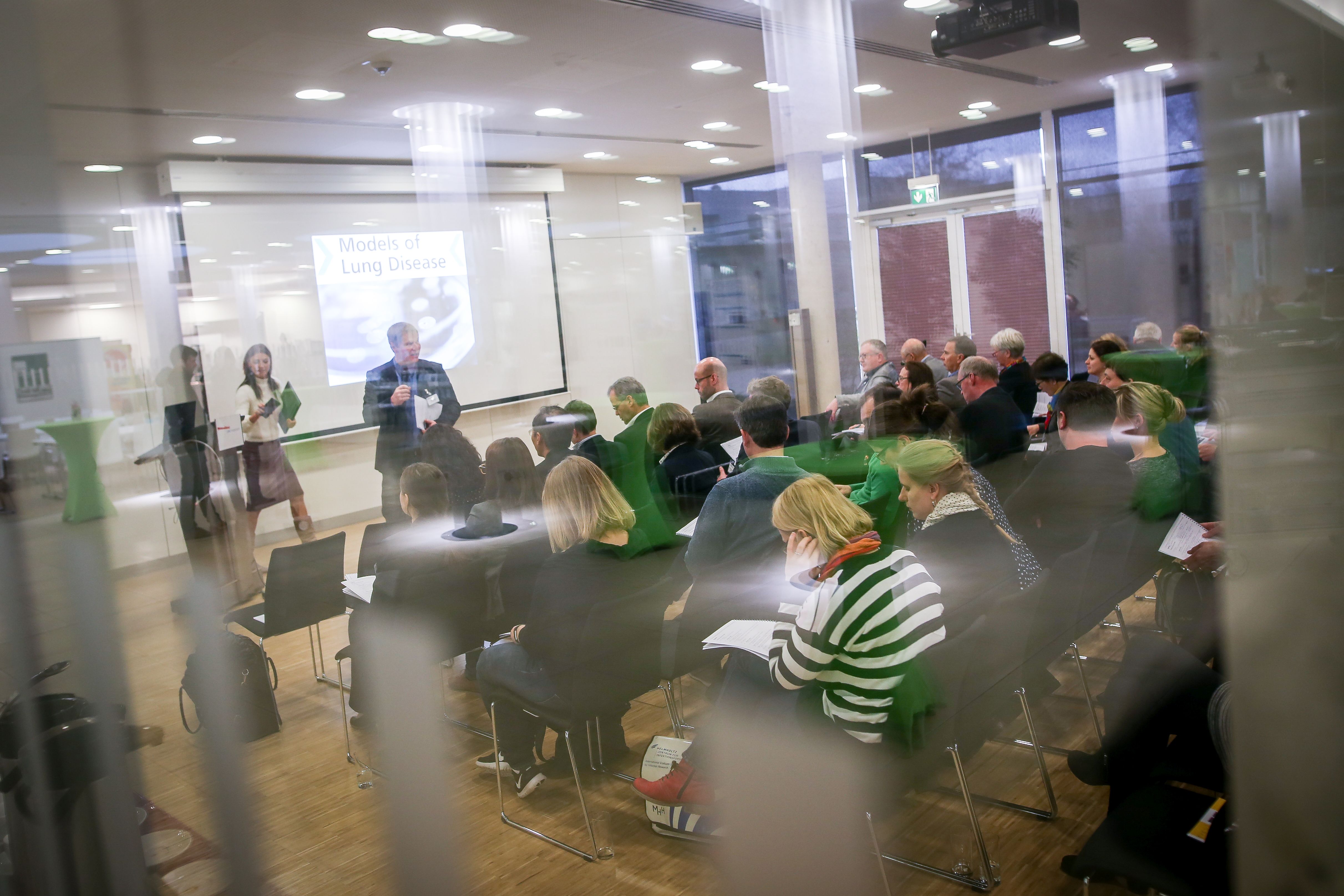 Einweihung des Kooperationsprojekts iCAIR Im Rahmen des jährlichen Fraunhofer-Seminars »Models of Lung Disease« wurde das deutsch-australische Projekt iCAIR des Fraunhofer ITEM, der Medizinischen Hochschule Hannover und der australischen Griffith University eingeweiht.
