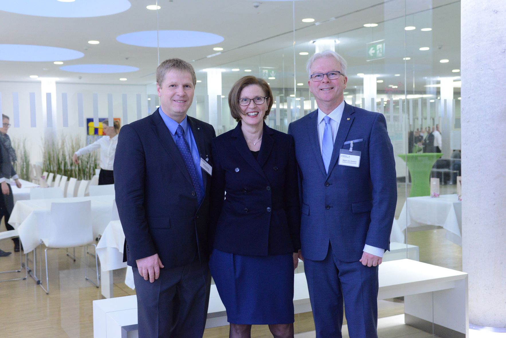 Einweihung des Kooperationsprojekts iCAIR Die Projektleiter der am deutsch-australischen Projekt iCAIR beteiligten Institutionen (v. l. n. r.): Prof. Dr. Armin Braun, Fraunhofer ITEM, Prof. Dr. Rita Gerardy-Schahn, MHH und Prof. Dr. Mark von Itzstein, Griffith University, Australien.