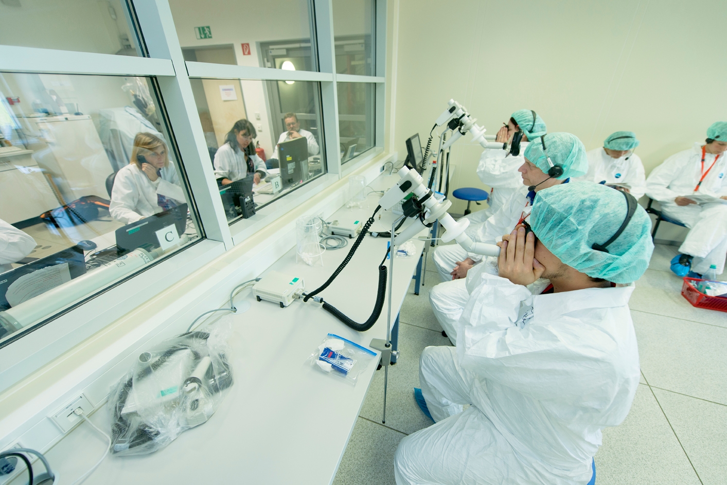 Studienteilnehmende im Pollenprovokationsraum des Fraunhofer ITEM 