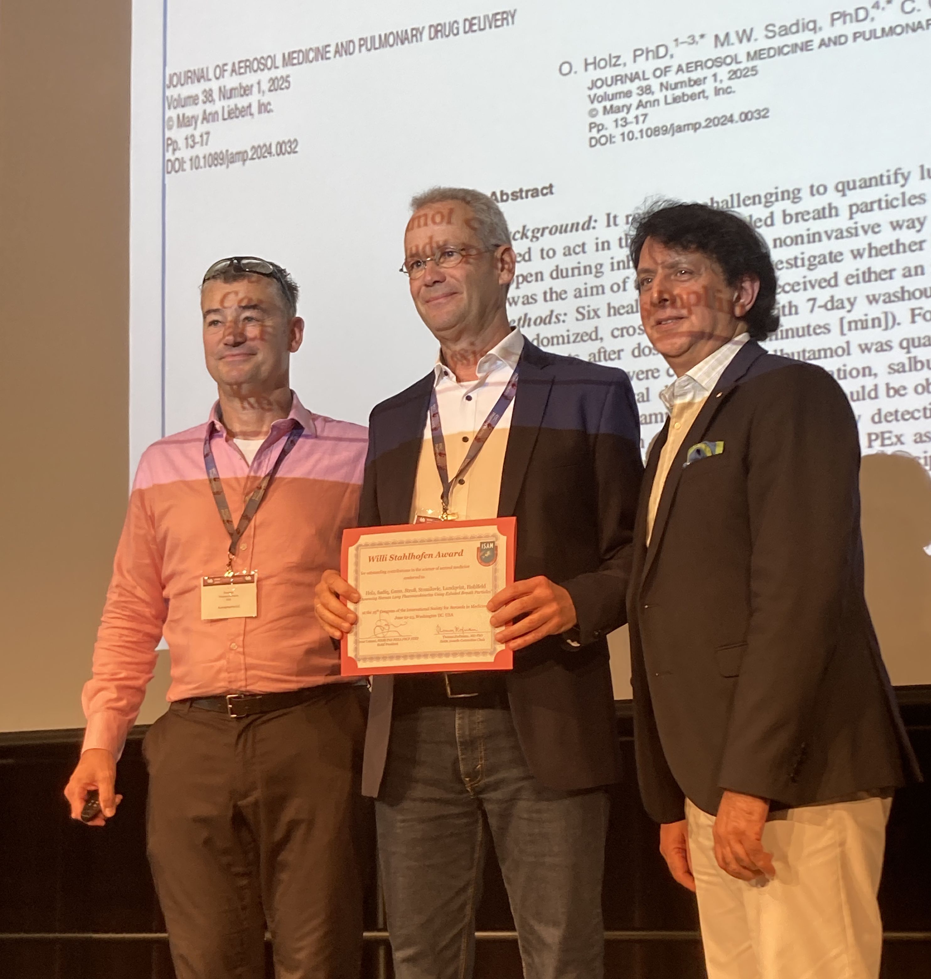 Prof. Dr. Jens Hohlfeld nimmt die Urkunde für den Willi-Stahlhofen-Preis entgegen. 