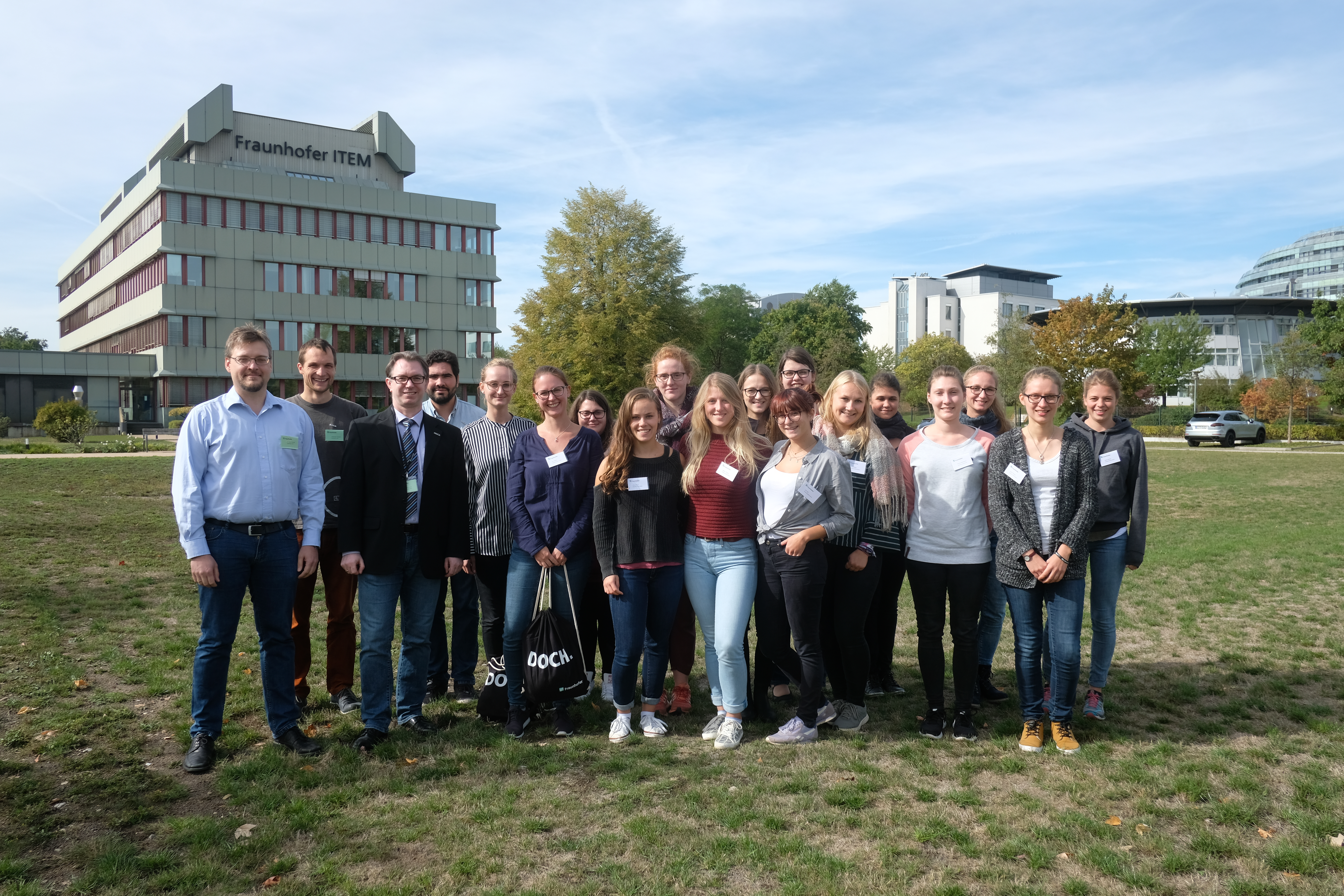 Eine Gruppenaufnahme der Teilnehmerinnen des Wissenschaftscampus 2018 am Fraunhofer ITEM.