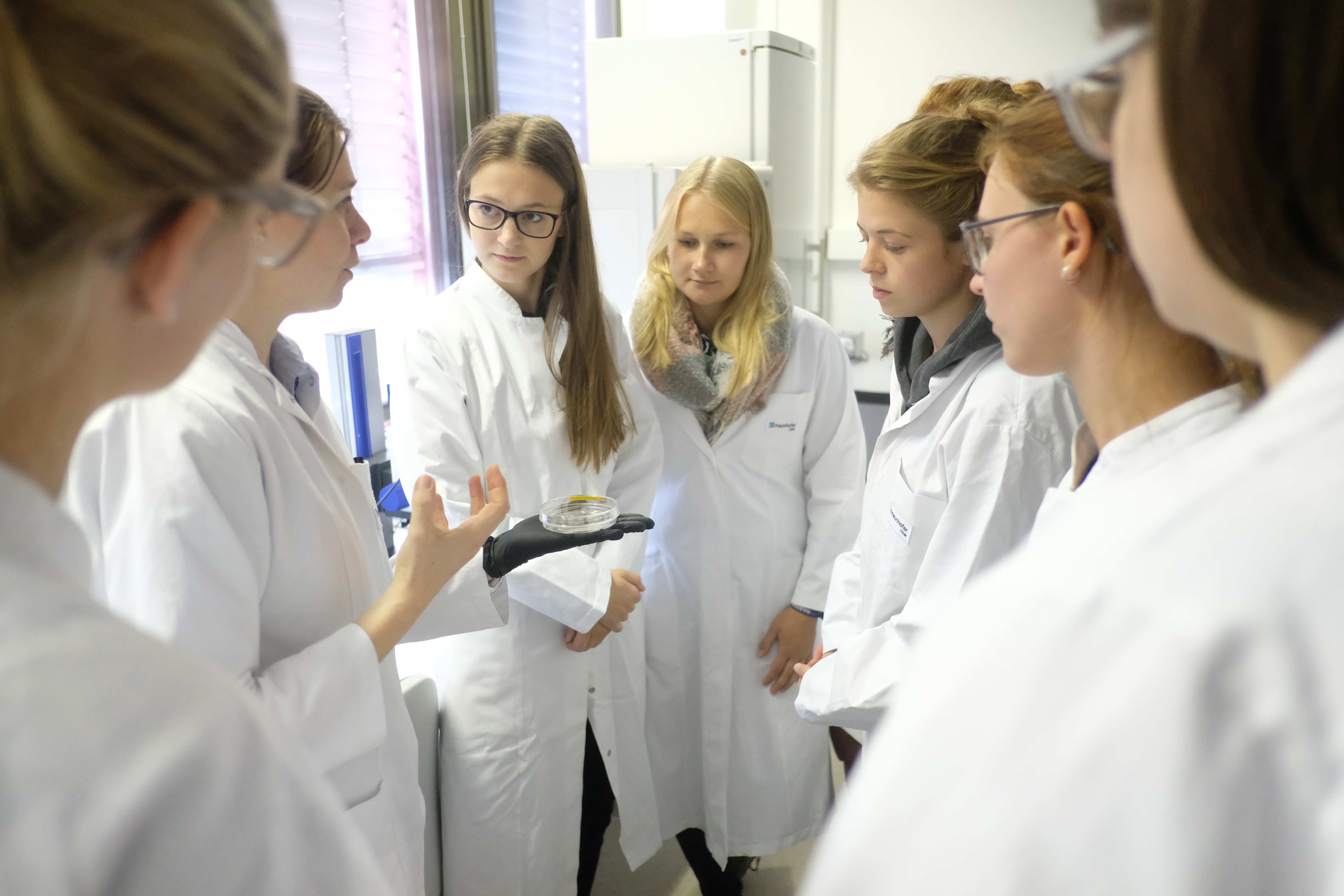 Fraunhofer-Forscherin Olga Danov zeigt den Teilnehmerinnen des Wissenschaftscampus 2018 das Labor der Immunologie am Fraunhofer ITEM.