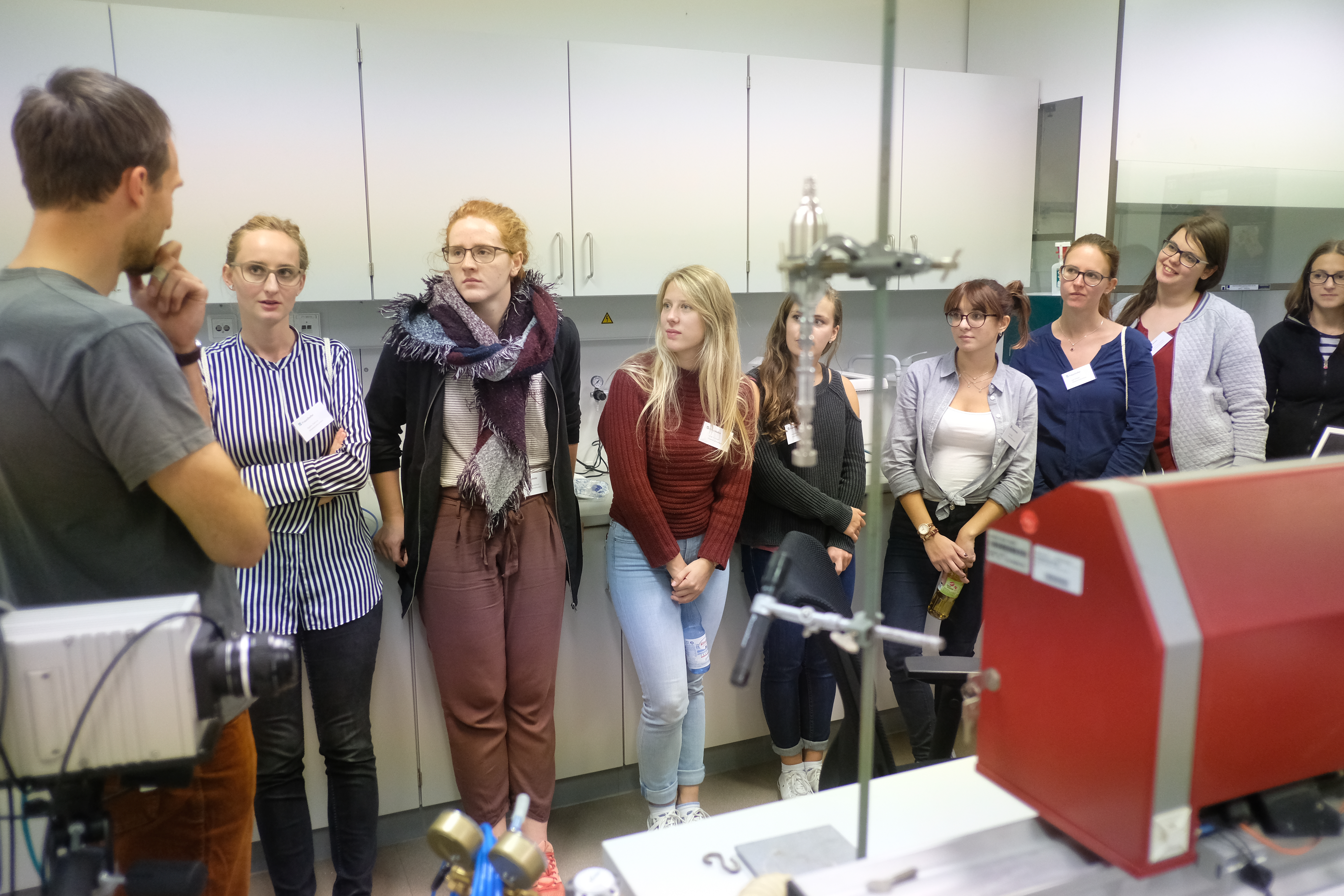 Fraunhofer-Forscher Alexander Clement zeigt den Teilnehmerinnen des Wissenschaftscampus die verschiedenen Bereiche der translationalen Medizintechnik am Fraunhofer ITEM.