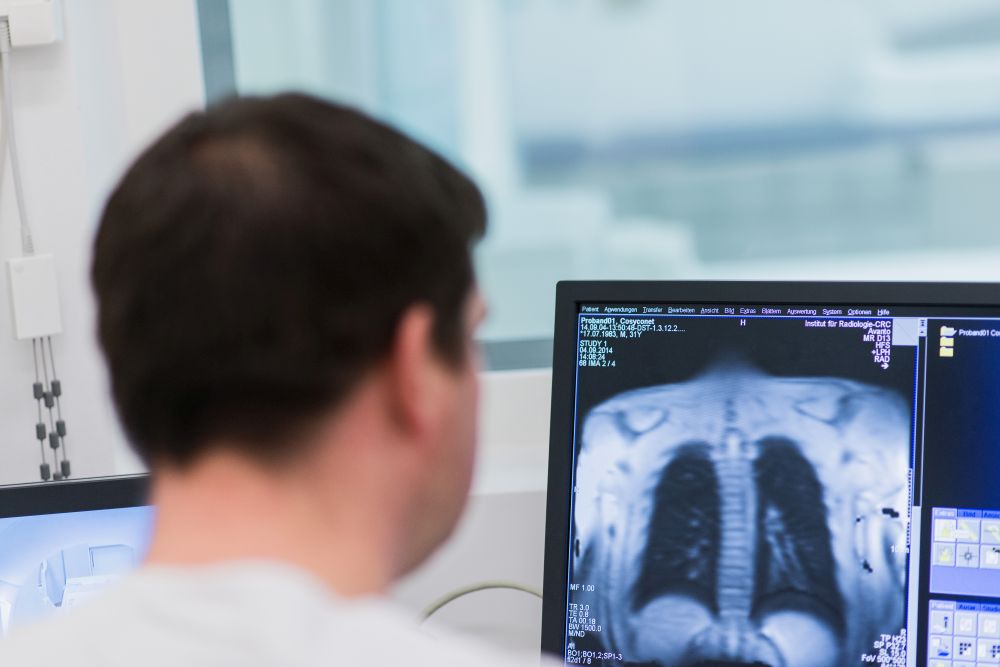 Fraunhofer ITEM scientists examine a study participant at the CRC Hannover by magnetic resonance imaging (MRI).