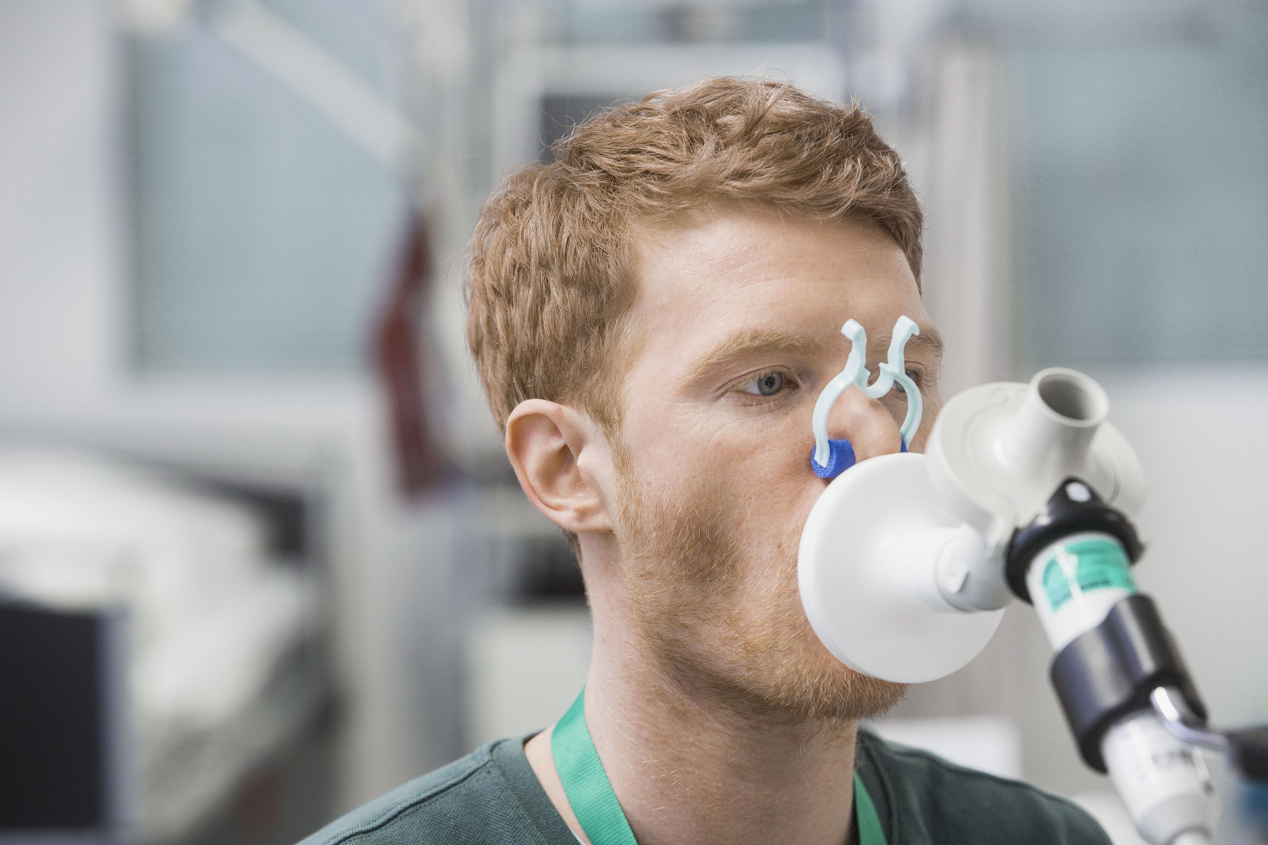 Proband während des Lungenfunktionstests (Spirometrie)