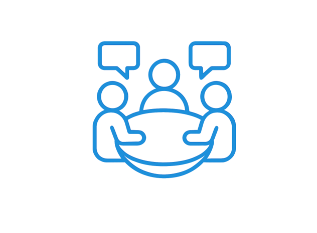 Blaues Symbol mit drei Personen, die an einem runden Tisch sitzen. Über zwei Personen sind Sprechblasen dargestellt.