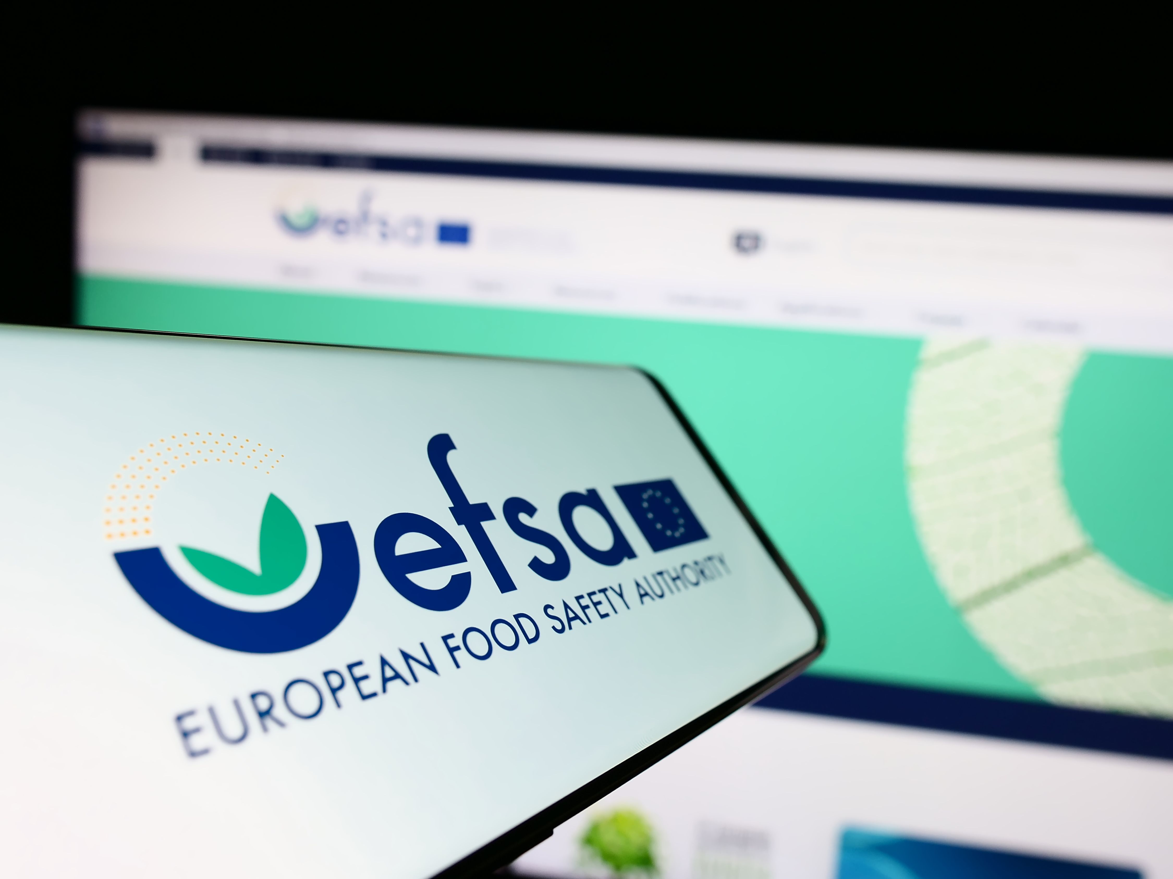 Smartphone mit dem Logo der EU agency European Food Safety Authority (EFSA) auf dem Screen