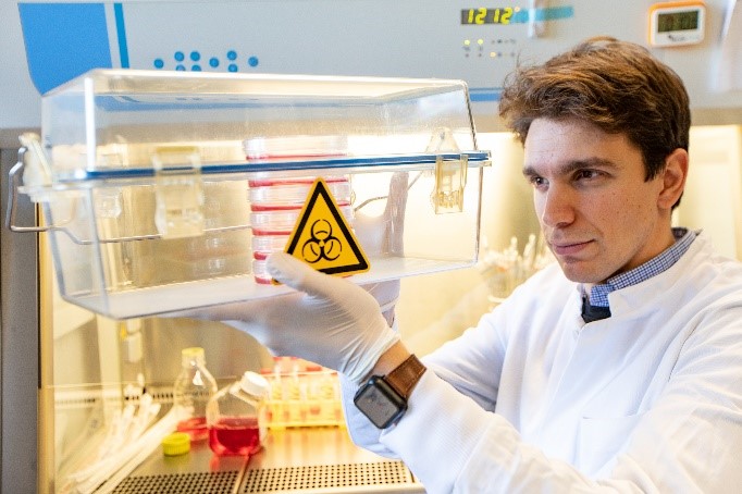 The young scientist Philippe Vollmer Barbosa with cell cultures for the production of the virus vectors that are to serve as “gene taxis” to deliver the drug into the lung cells.