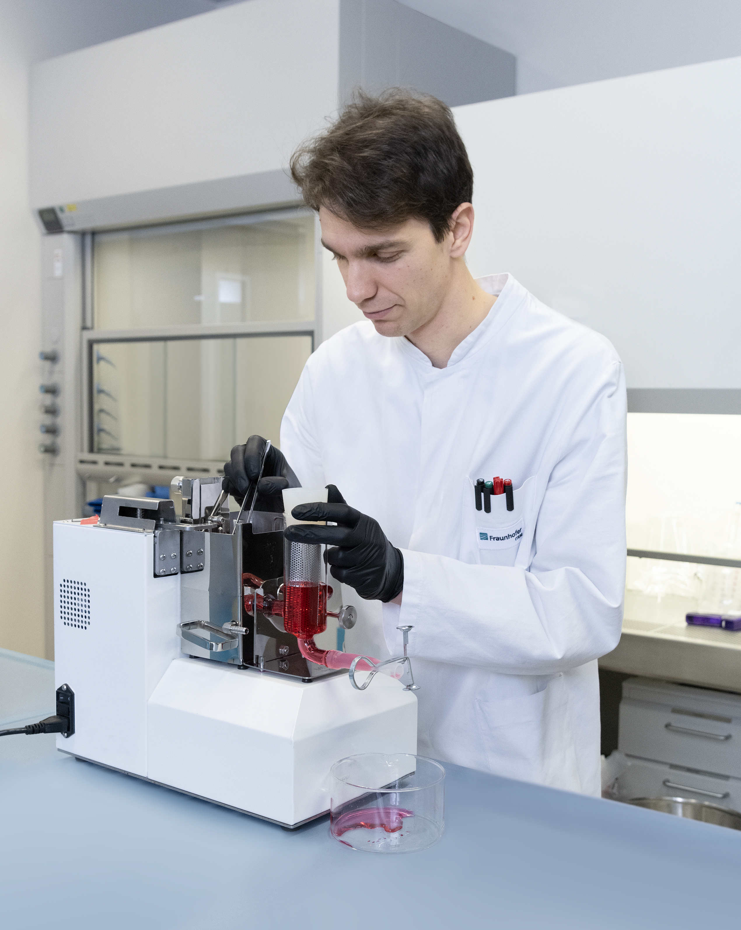 Scientist Dr. Philippe Vollmer Barbosa is initially testing whether the new RNAi active ingredients work at all in vitro using human lung tissue sections. This will be followed by further tests using in vitro lung test systems to determine the effect of inhalation.