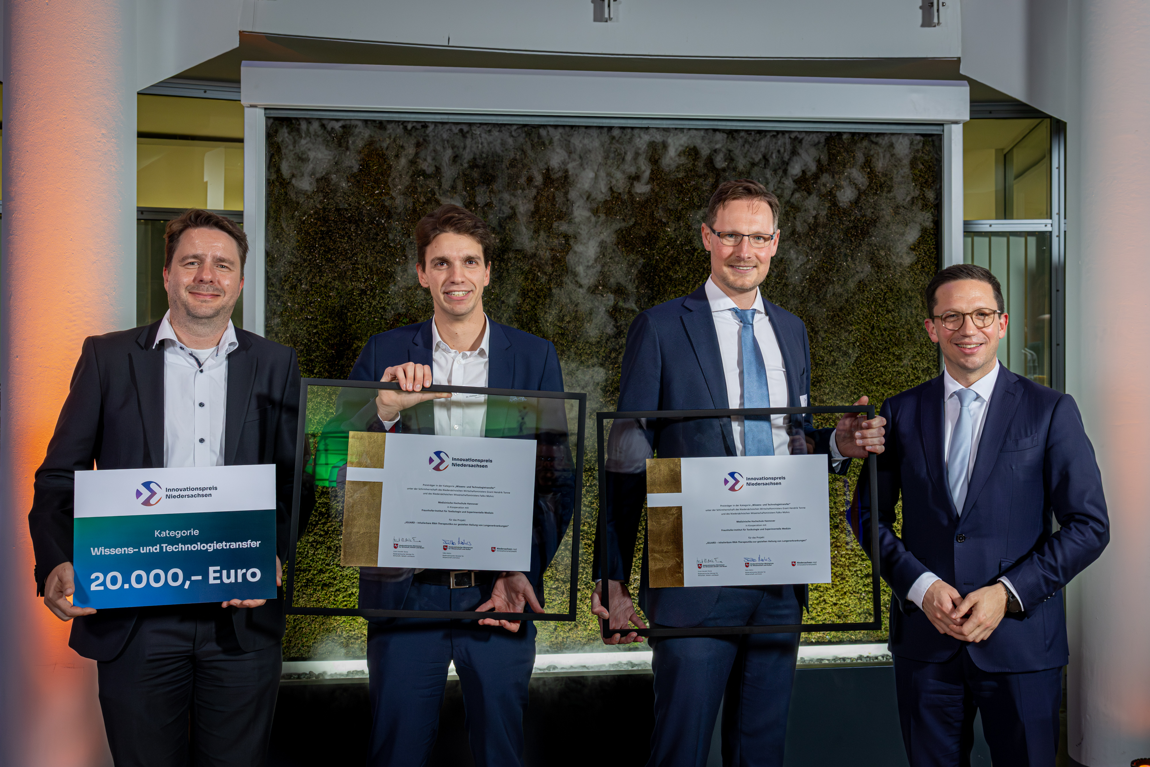 Winners: The iGUARD team accepted the award from Lower Saxony’s Minister for Science, Falko Mohrs (right).