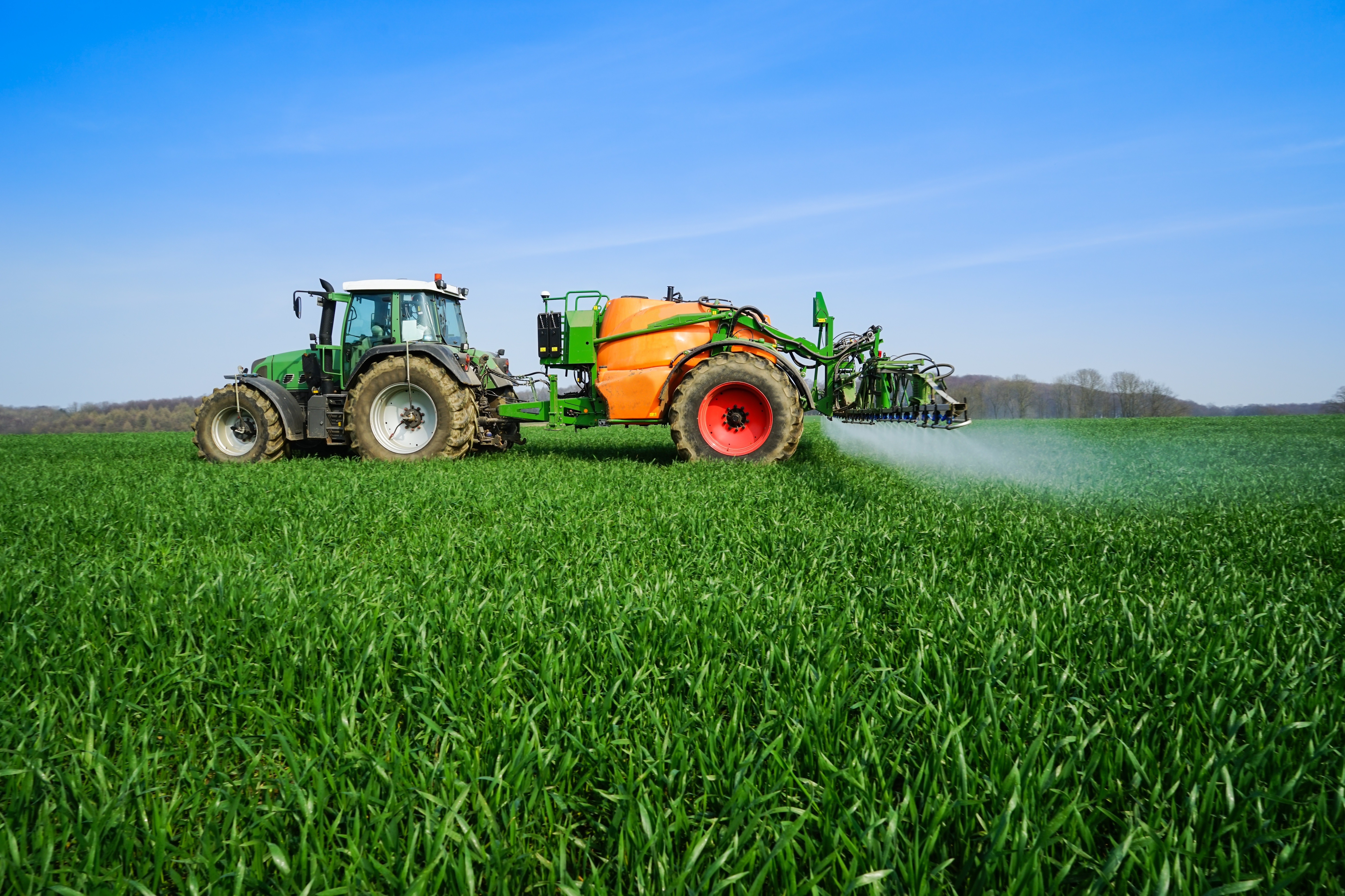 Ackerbau, Pflanzenschutz - auf einem Getreidefeld wird gespritzt Plant protection products: assessment and authorization